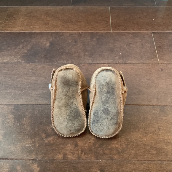 Adorable baby Ugg boots, size M (12-18 months) - Picture 6 of 8